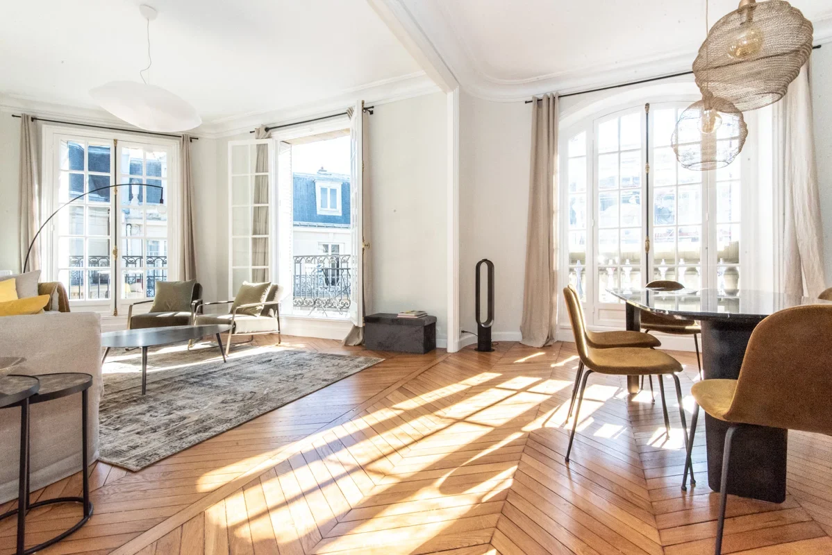 Appartement parisien lumineux avec parquet et grandes fenêtres